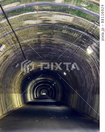 旧道の古いトンネル 88116924