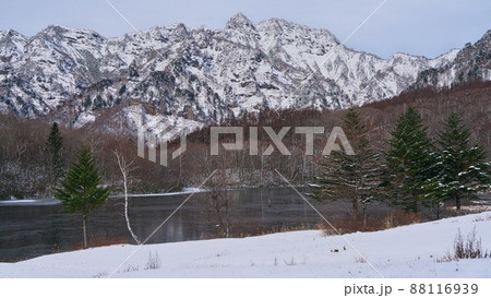 冬の鏡池から望む冠雪戸隠連山 冬の鏡池から望む冠雪戸隠連山 88116939