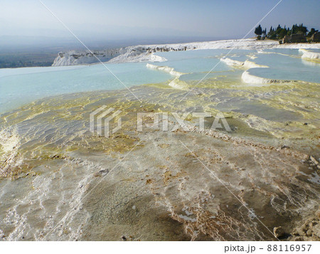 トルコ・パムッカレにて白い石灰棚と湧き出る温泉の湯が張った自然造形の奇観 88116957