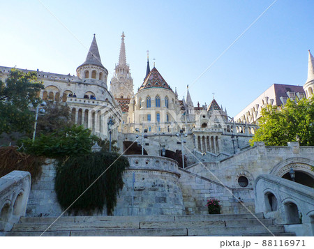 ハンガリー・ブダペスト市街地にての王宮の丘に建つマーチャーシュ教会 ハンガリー・ブダペスト市街地にての王宮の丘に建つマーチャーシュ教会 88116971