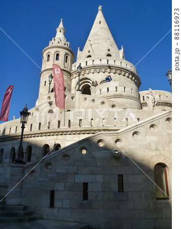 ハンガリー・ブダペスト市街地にて石灰岩で出来た漁夫の砦 88116973
