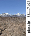 雲一つない明るい目覚めの朝の山並みの景色 88117192