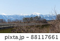 橋のかかる朝の山並みの風景 88117661