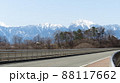 山道のドライブ中に見た明るい朝の山の風景 88117662