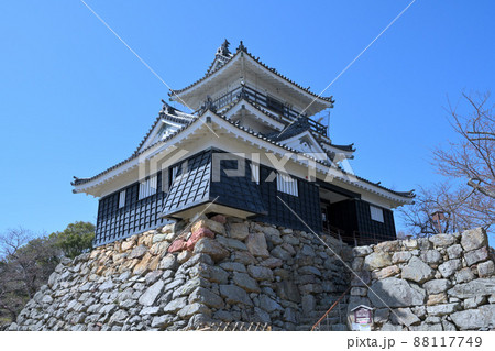 快晴の三河国「浜松城」天守閣と石垣 88117749