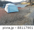 埼玉県長瀞で冬キャンプツールームテントを張る 88117901
