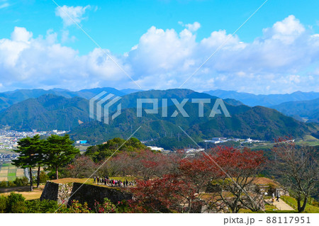 兵庫県朝来市　　竹田城跡　パノラマ眺望（秋＆紅葉＆晴れ＆石垣） 88117951