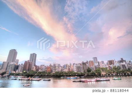 【天神祭】船渡御に夏の夕暮れの空 【天神祭】船渡御に夏の夕暮れの空 88118044