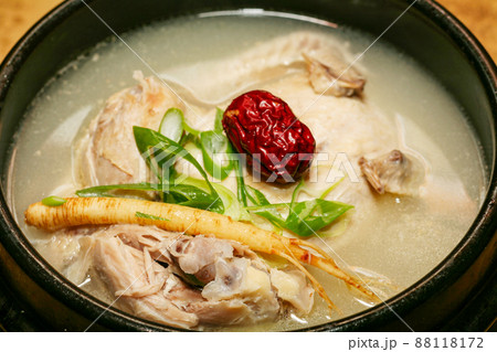 韓国、ソウルの有名レストランの美味しい参鶏湯 88118172