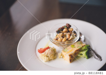 カフェの健康的で美しいランチプレート カフェの健康的で美しいランチプレート 88118481