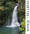 まっすぐに勢いよく水が落ちる滝 88118640