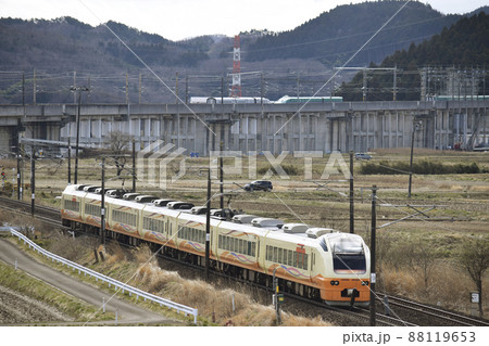脱線した東北新幹線と代わりに運行された臨時快速列車（宮城県白石市） 88119653