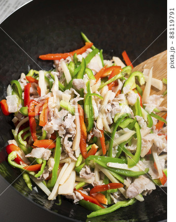 中華鍋で青椒肉絲を炒める 88119791