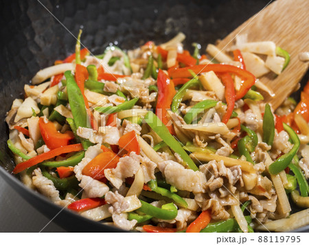 中華鍋で青椒肉絲を炒める 88119795