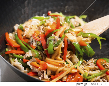 中華鍋で青椒肉絲を炒める 88119796