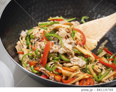 中華鍋で青椒肉絲を炒める 中華鍋で青椒肉絲を炒める 88119799