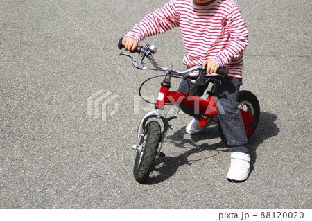 キックバイクに乗る子供(4歳児/男の子) キックバイクに乗る子供(4歳児/男の子) 88120020