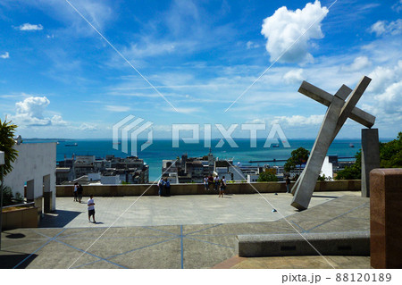 ブラジル・サルバドールにてクルーズカイーダの十字架モニュメントと海の眺め 88120189