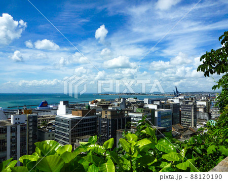 ブラジル・サルバドールにてクルーズカイーダ付近からの街並みと海の眺め ブラジル・サルバドールにてクルーズカイーダ付近からの街並みと海の眺め 88120190