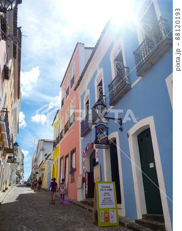 ブラジル・サルバドールにてペロウリーニョ広場付近のカラフルな建物と街並み ブラジル・サルバドールにてペロウリーニョ広場付近のカラフルな建物と街並み 88120193