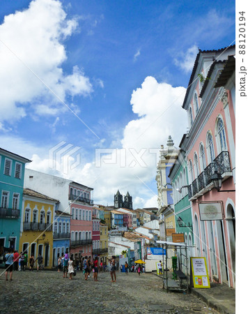 ブラジル・サルバドールにてペロウリーニョ広場付近のカラフルな建物と街並み ブラジル・サルバドールにてペロウリーニョ広場付近のカラフルな建物と街並み 88120194