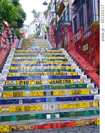 ブラジル・リオデジャネイロの観光名所であるタイル絵のセラロン階段全体図 88120217