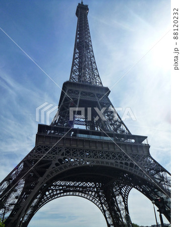 フランス・パリにてランドマークのエッフェル塔と青空 フランス・パリにてランドマークのエッフェル塔と青空 88120232