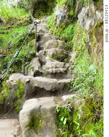 ペルー・ワイナピチュ山へ登山中での狭く急勾配な石の階段とスロープ 88120413