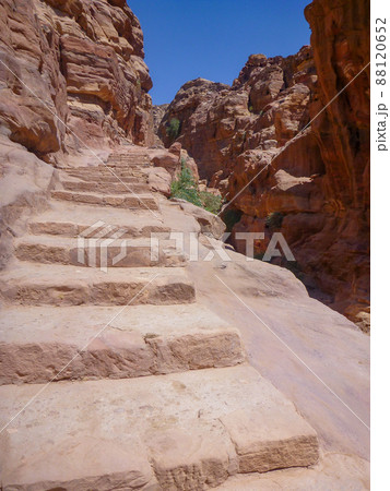 ヨルダン・ペトラ遺跡にてエドディル修道院へと続く長い階段 88120652