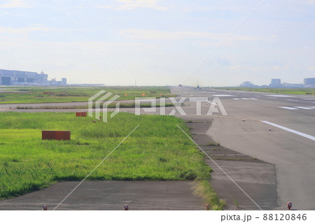羽田空港を離陸する機内からの風景 羽田空港を離陸する機内からの風景 88120846