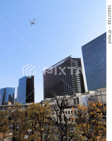 大崎上空を通過する飛行機 88120892