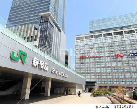 新宿駅新南改札 88120999