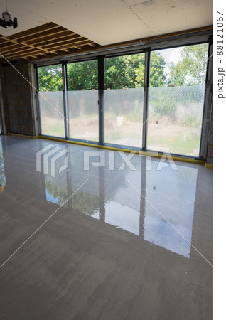Screeding over underfloor heating pipes in residential property Screeding over underfloor heating pipes in residential property 88121067