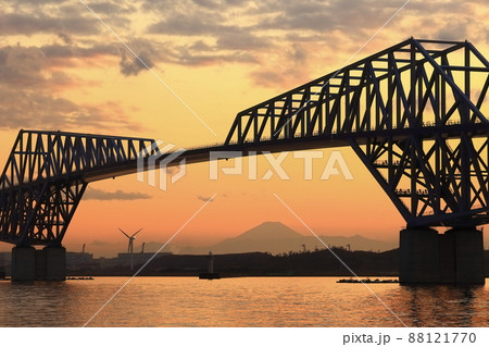 【東京都】富士山と東京ゲートブリッジの夕景 88121770