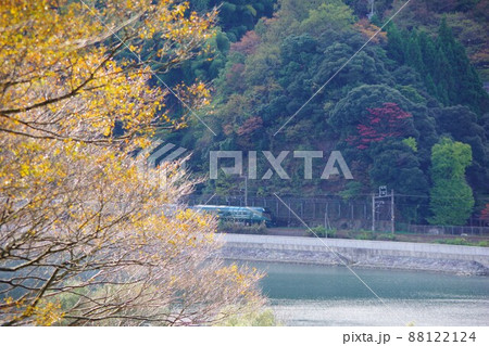 兵庫県豊岡市　円山川沿いを走る豪華列車・瑞風 88122124