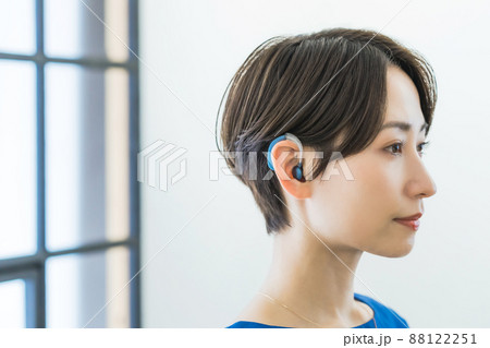 補聴器をつけた女性 補聴器をつけた女性 88122251