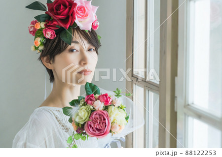 花冠とブーケを持った女性　美容イメージ 88122253