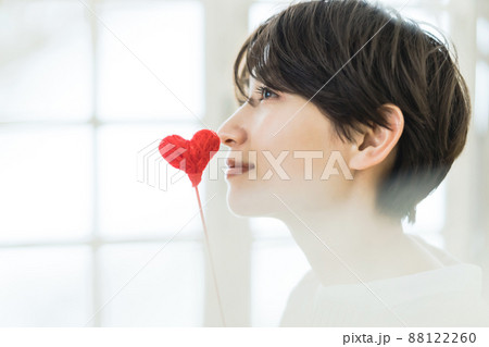 ハートを持つ女性 88122260
