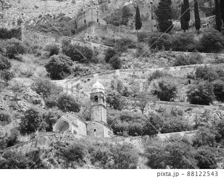 モンテネグロ・世界遺産コトル旧市街背後の斜面に建つ救世聖女教会 88122543