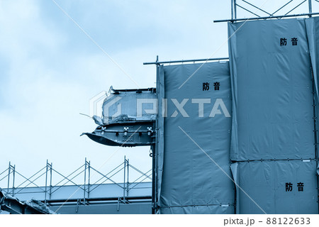 解体工事現場の仮設足場と防音シート 88122633