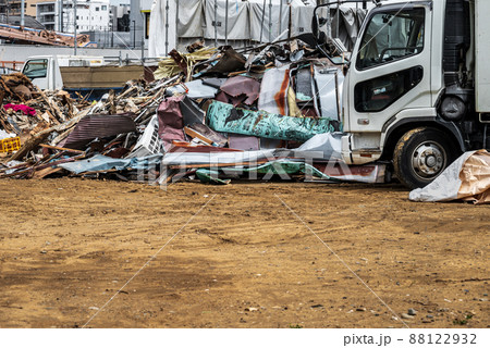 空き家の解体工事　大量の廃棄物を回収するトラック 88122932