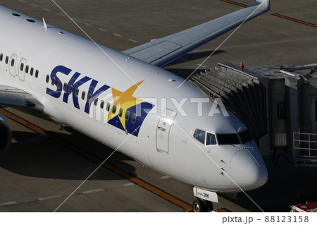 飛行機とボーディング・ブリッジの接続 88123158