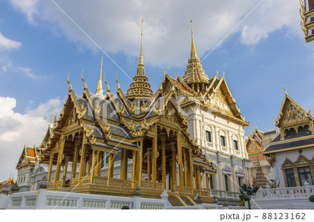 Beautiful Aporn Pimok Hall near Chakri Throne Hall in Grand Palace of Bangkok,Thailand. Beautiful Aporn Pimok Hall near Chakri Throne Hall in Grand Palace of Bangkok,Thailand. 88123162