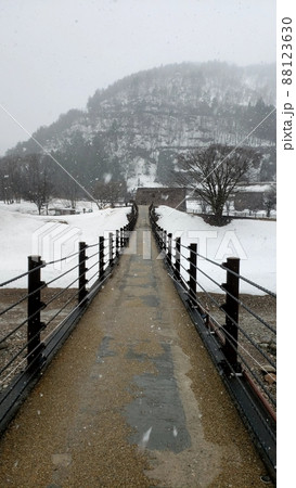 駐車場から白川郷へ行く橋から雪景色を眺める 88123630