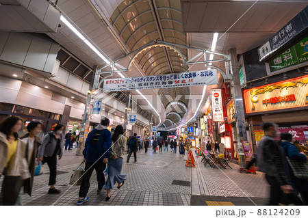 日本の川崎都市景観　川崎駅前の人気商店街「銀座街」などを望む 88124209