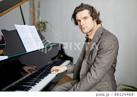 Professional pianist playing the piano Professional pianist playing the piano 88124468