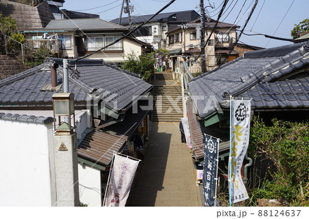 3月　藤沢218御岩屋道通り土産物屋･江の島 88124637