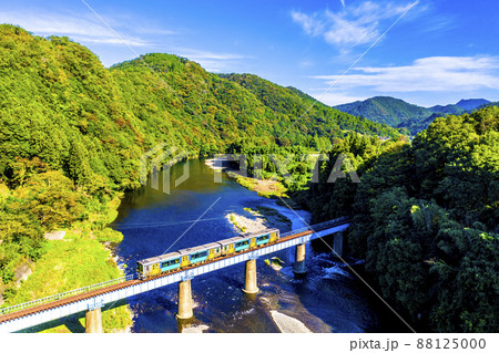 下小川駅付近の久慈川を渡る水郡線の気動車	 88125000