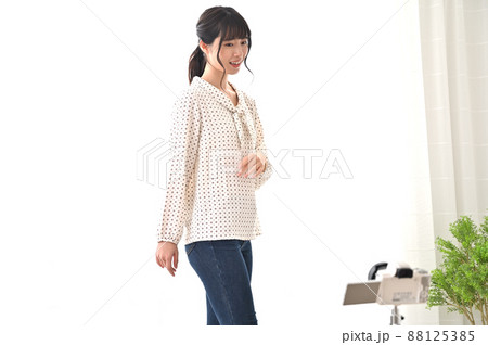 カメラの前でポーズを取る女性 88125385