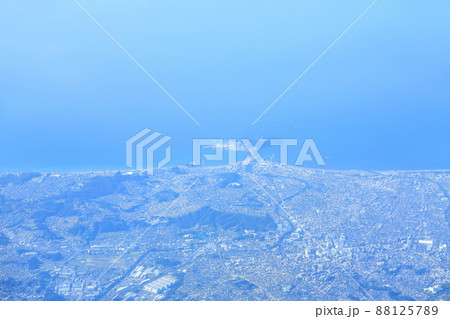 旅客機から眺める江の島の景色 88125789